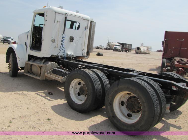 image for item 3520 2000 Freightliner FLD120SD semi truck