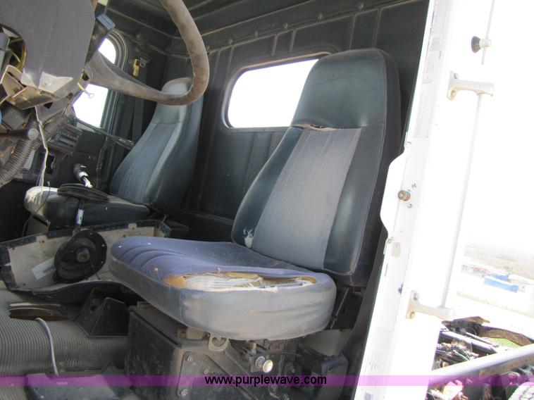 image for item 3520 2000 Freightliner FLD120SD semi truck