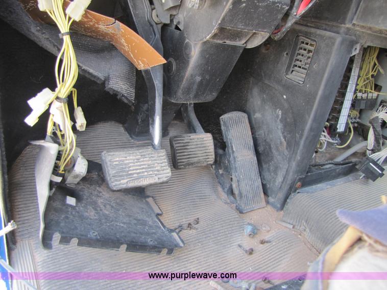 image for item 3520 2000 Freightliner FLD120SD semi truck