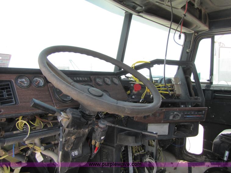 image for item 3520 2000 Freightliner FLD120SD semi truck