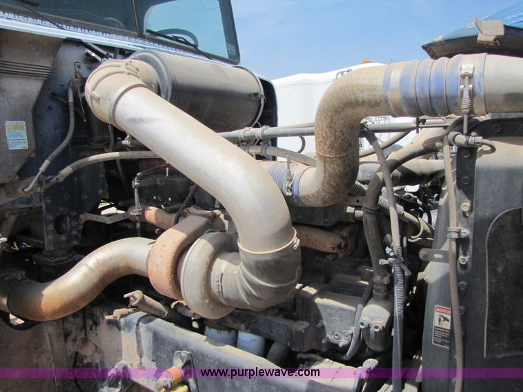 image for item 3520 2000 Freightliner FLD120SD semi truck