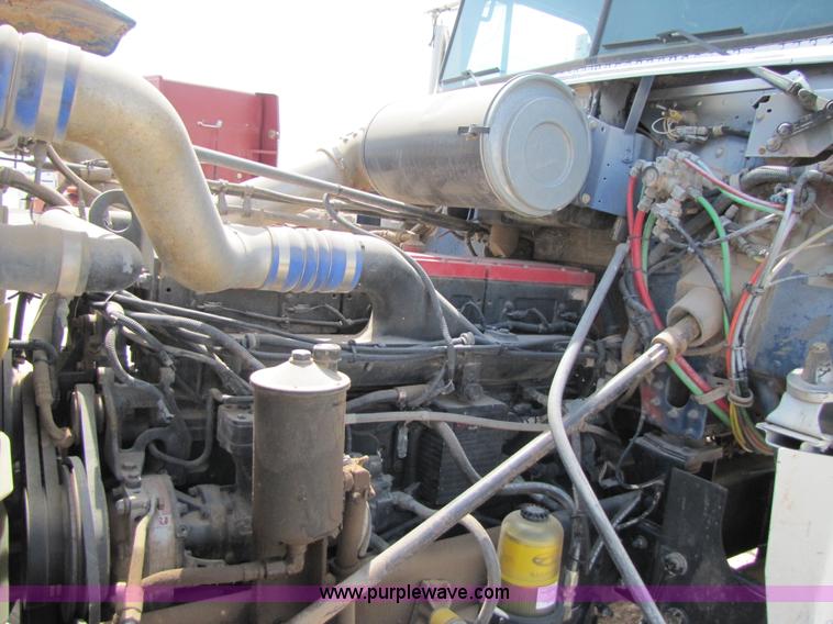 image for item 3520 2000 Freightliner FLD120SD semi truck