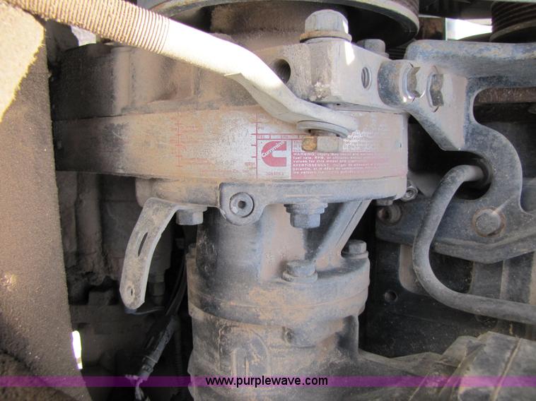 image for item 3520 2000 Freightliner FLD120SD semi truck