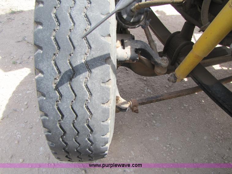 image for item 3520 2000 Freightliner FLD120SD semi truck