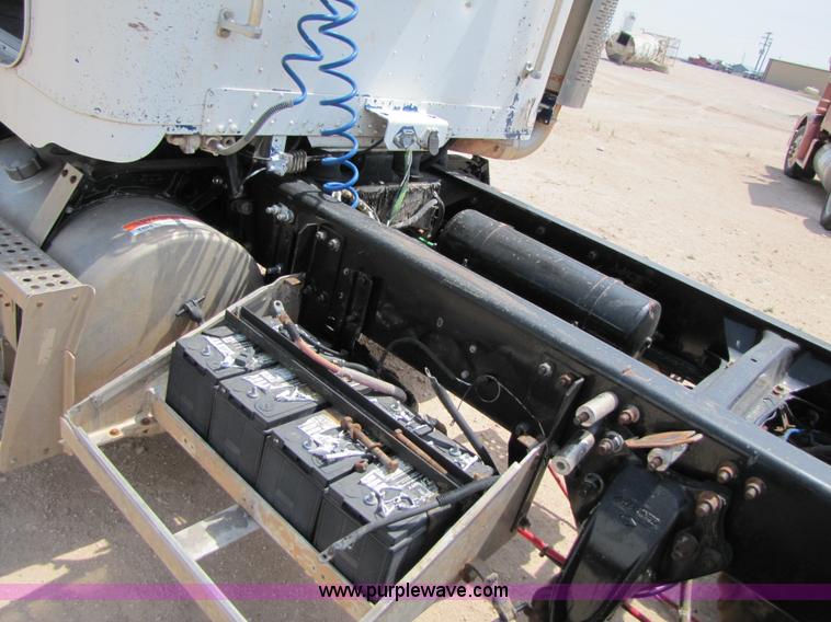 image for item 3520 2000 Freightliner FLD120SD semi truck