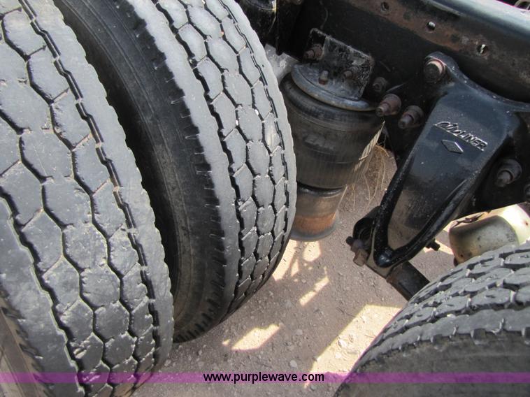 image for item 3520 2000 Freightliner FLD120SD semi truck