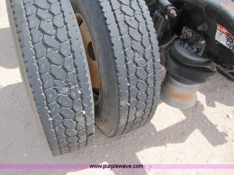 image for item 3520 2000 Freightliner FLD120SD semi truck