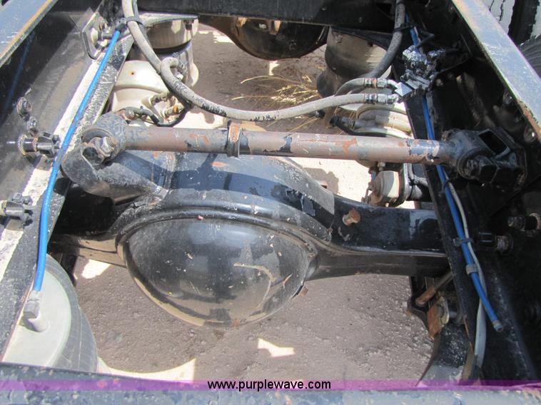 image for item 3520 2000 Freightliner FLD120SD semi truck