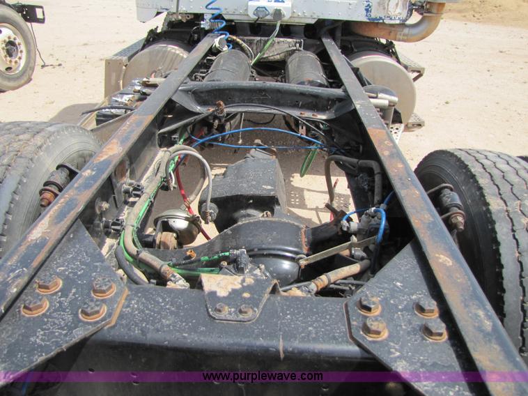 image for item 3520 2000 Freightliner FLD120SD semi truck