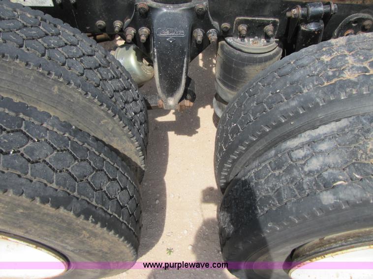 image for item 3520 2000 Freightliner FLD120SD semi truck