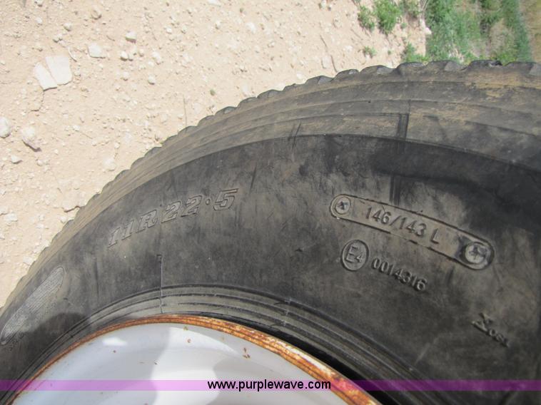 image for item 3520 2000 Freightliner FLD120SD semi truck