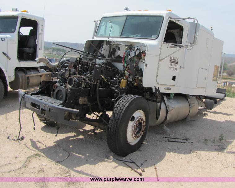 image for item 3521 2000 Freightliner FLD120SD semi truck