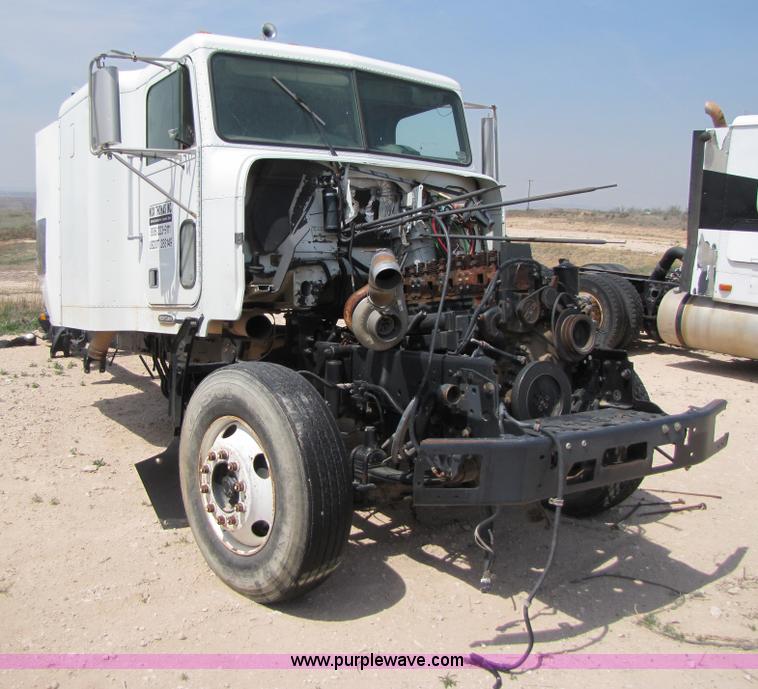 image for item 3521 2000 Freightliner FLD120SD semi truck