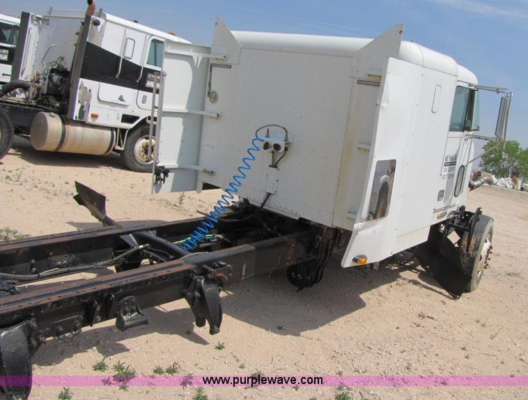 image for item 3521 2000 Freightliner FLD120SD semi truck