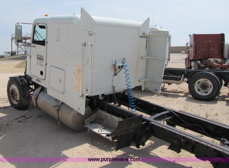 image for item 3521 2000 Freightliner FLD120SD semi truck