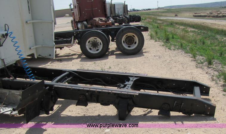 image for item 3521 2000 Freightliner FLD120SD semi truck