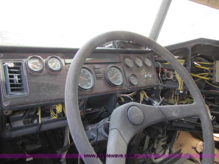 image for item 3521 2000 Freightliner FLD120SD semi truck