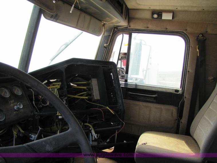 image for item 3521 2000 Freightliner FLD120SD semi truck