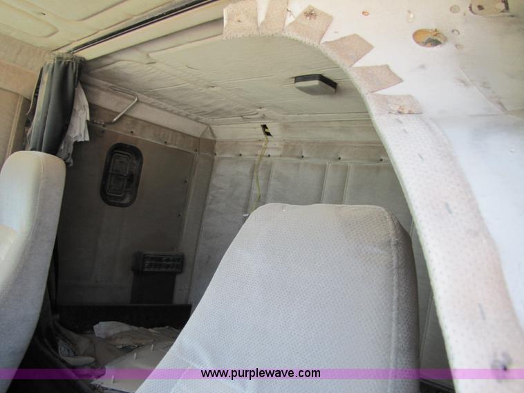 image for item 3521 2000 Freightliner FLD120SD semi truck