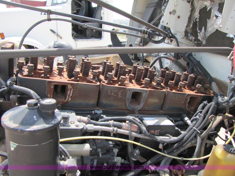 image for item 3521 2000 Freightliner FLD120SD semi truck