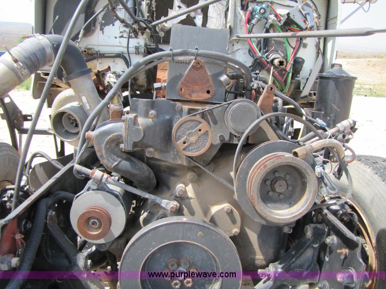 image for item 3521 2000 Freightliner FLD120SD semi truck