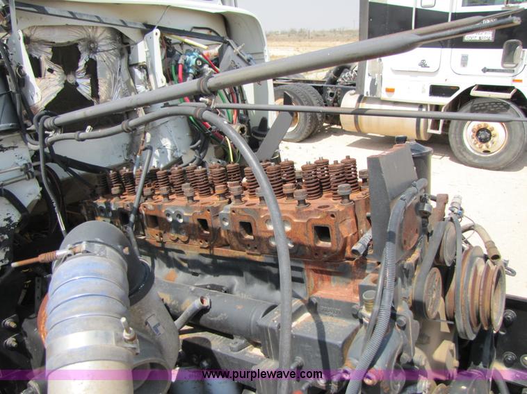 image for item 3521 2000 Freightliner FLD120SD semi truck