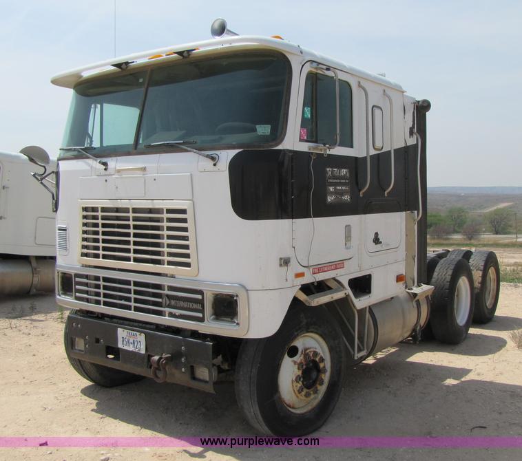 image for item 3522 1998 International 9800 semi truck