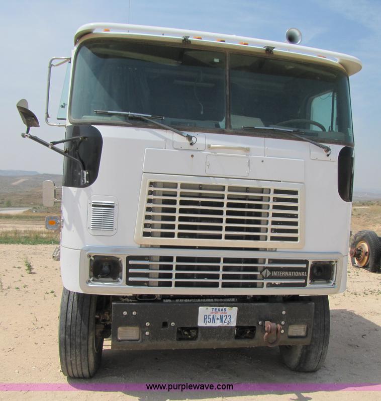 image for item 3522 1998 International 9800 semi truck