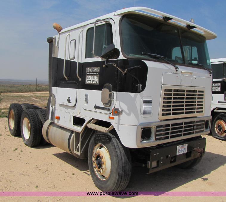 image for item 3522 1998 International 9800 semi truck