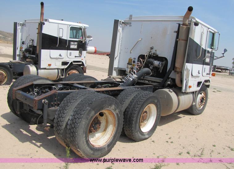 image for item 3522 1998 International 9800 semi truck