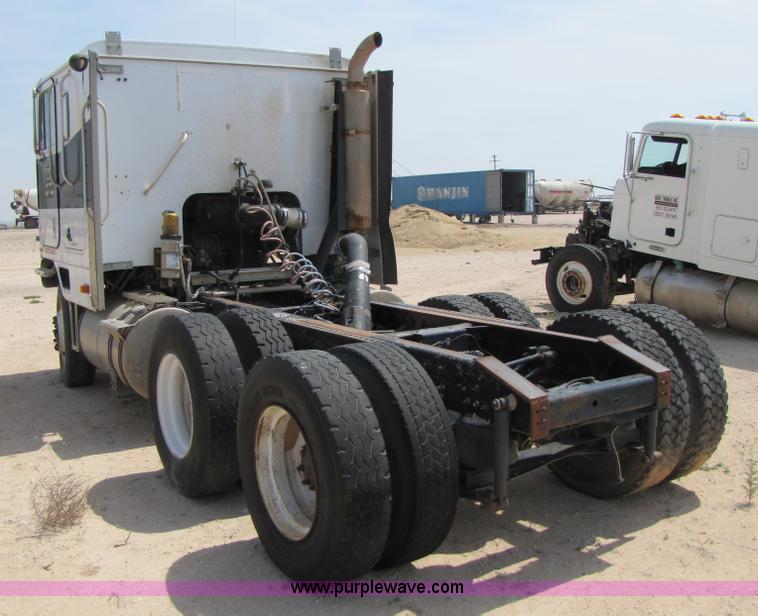 image for item 3522 1998 International 9800 semi truck