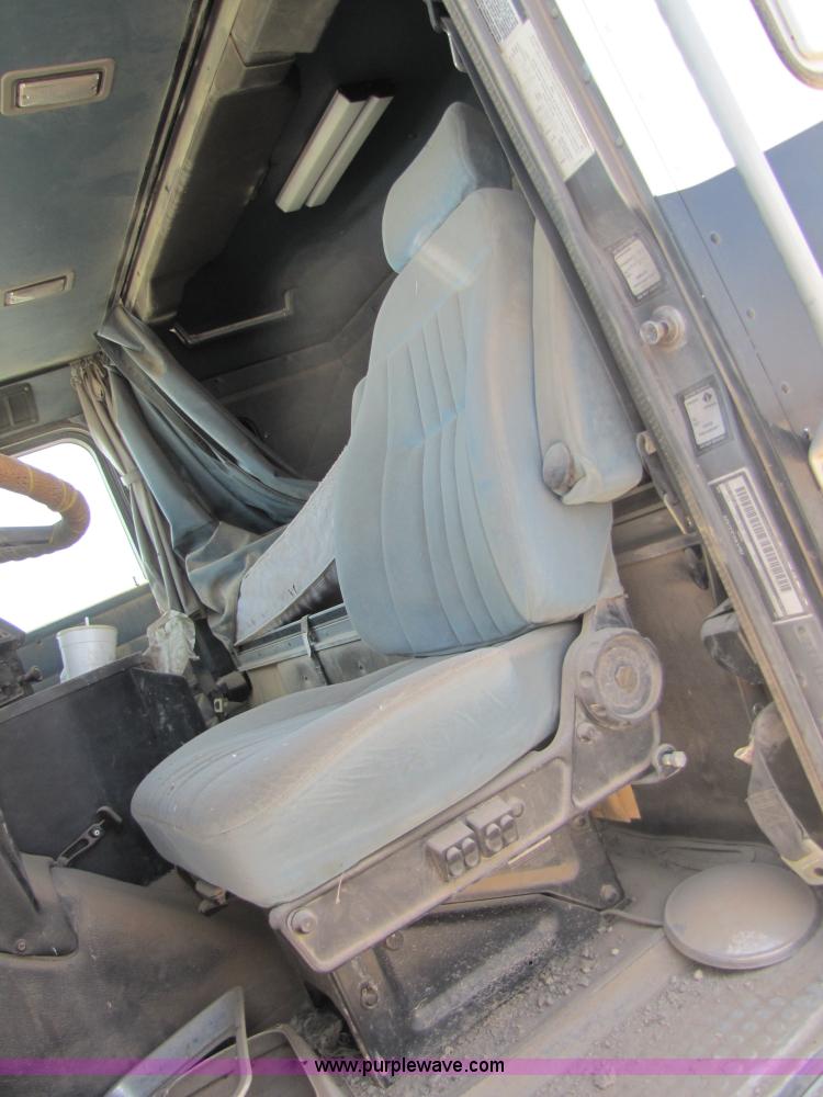 image for item 3522 1998 International 9800 semi truck