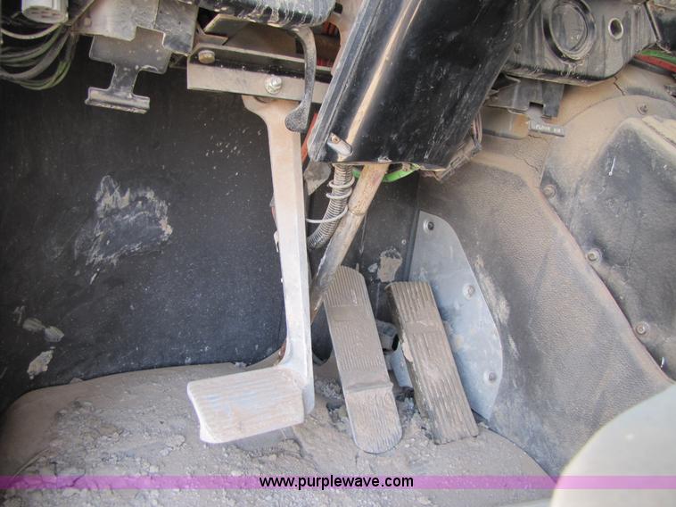 image for item 3522 1998 International 9800 semi truck