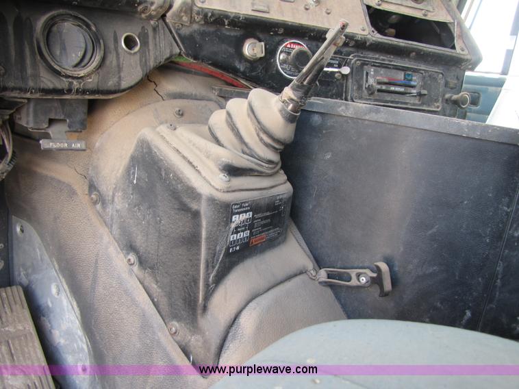 image for item 3522 1998 International 9800 semi truck