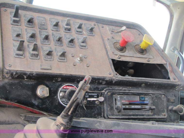 image for item 3522 1998 International 9800 semi truck