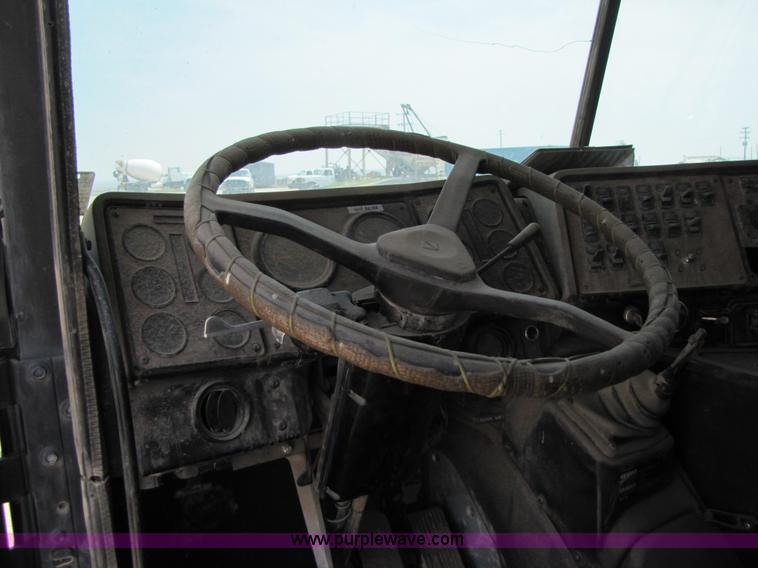 image for item 3522 1998 International 9800 semi truck