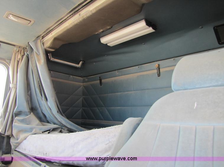 image for item 3522 1998 International 9800 semi truck