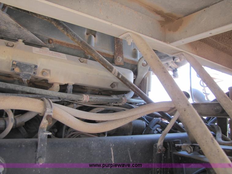 image for item 3522 1998 International 9800 semi truck