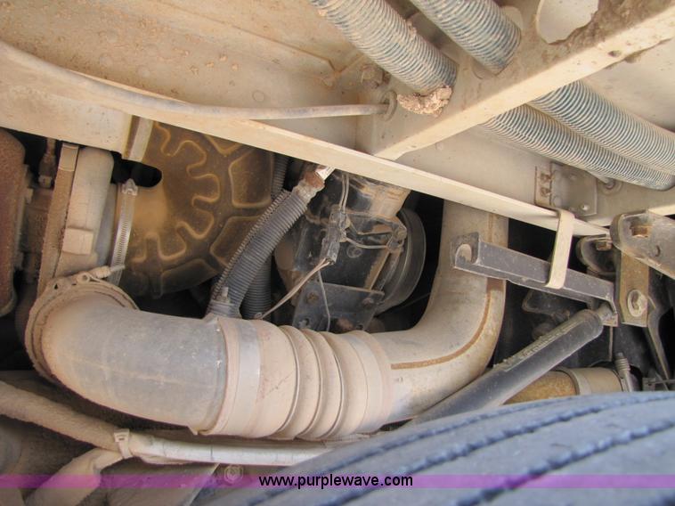 image for item 3522 1998 International 9800 semi truck