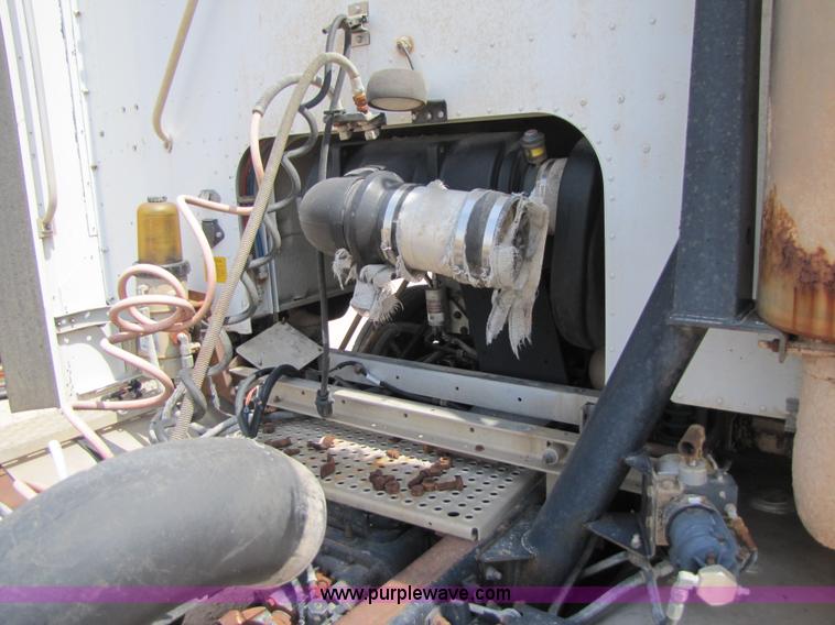 image for item 3522 1998 International 9800 semi truck