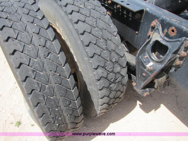 image for item 3522 1998 International 9800 semi truck