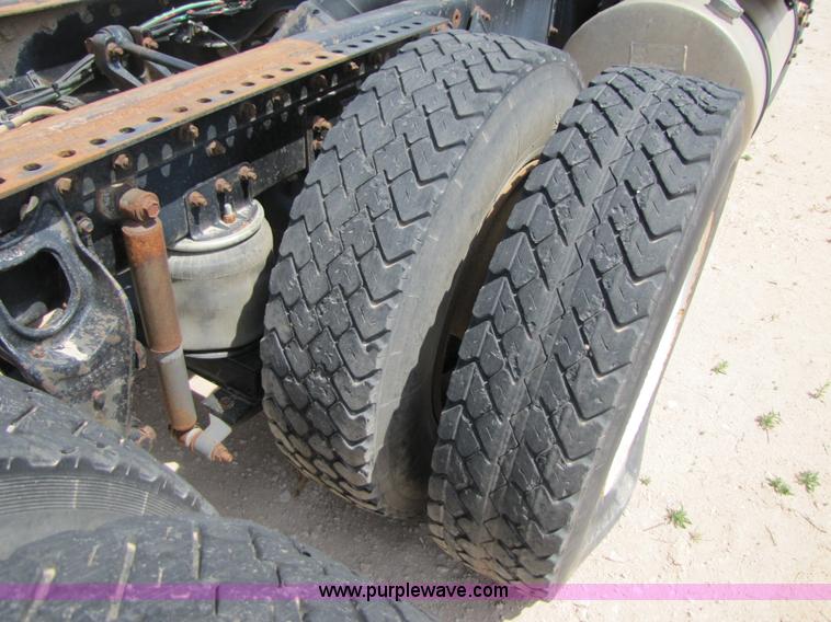 image for item 3522 1998 International 9800 semi truck