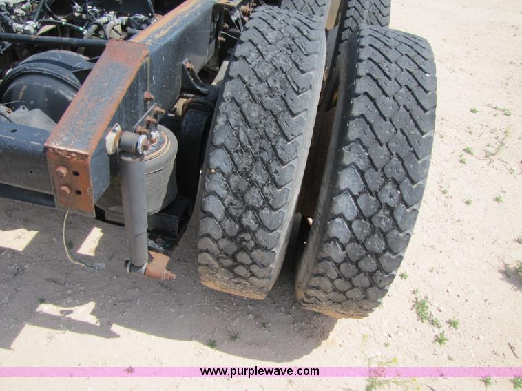 image for item 3522 1998 International 9800 semi truck