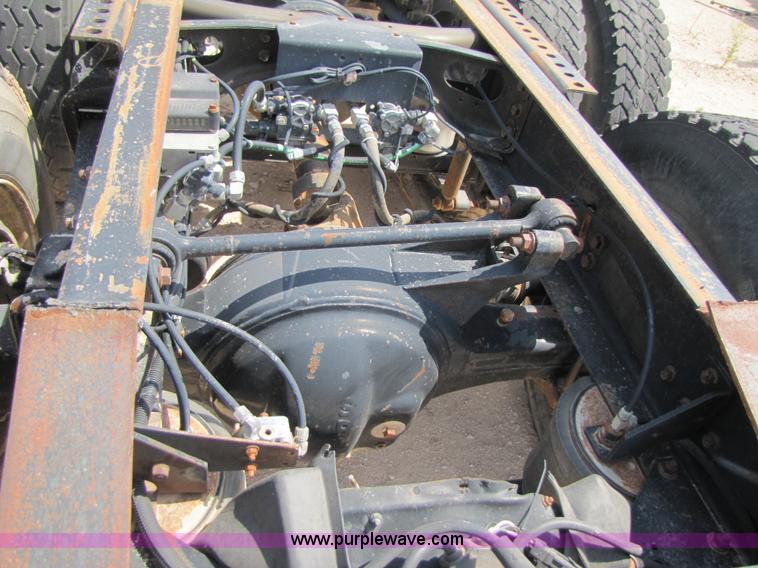 image for item 3522 1998 International 9800 semi truck