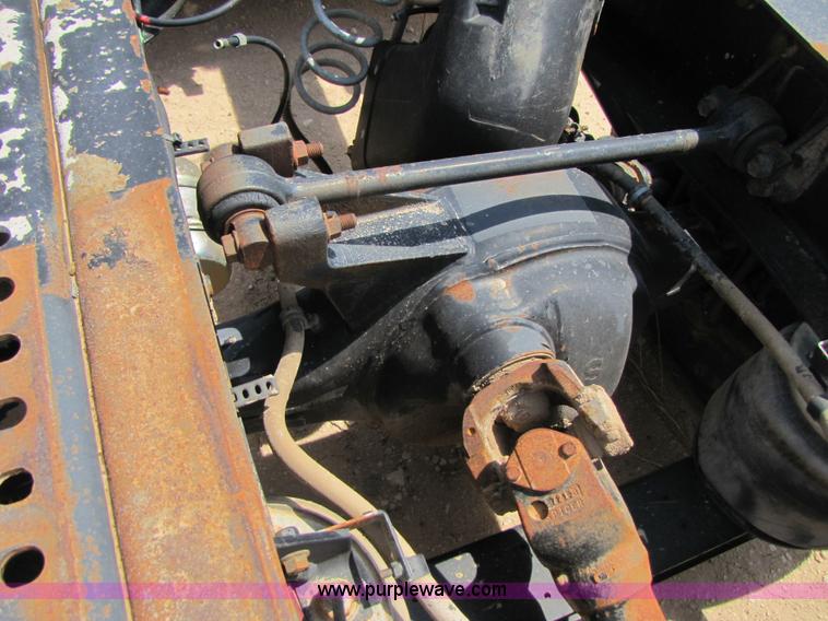 image for item 3522 1998 International 9800 semi truck