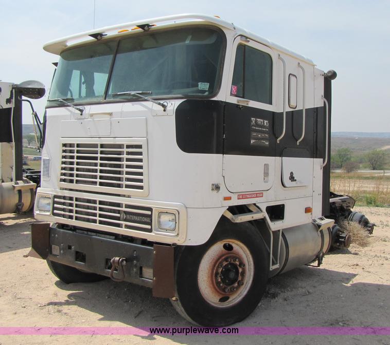 image for item 3523 1998 International 9800 semi truck