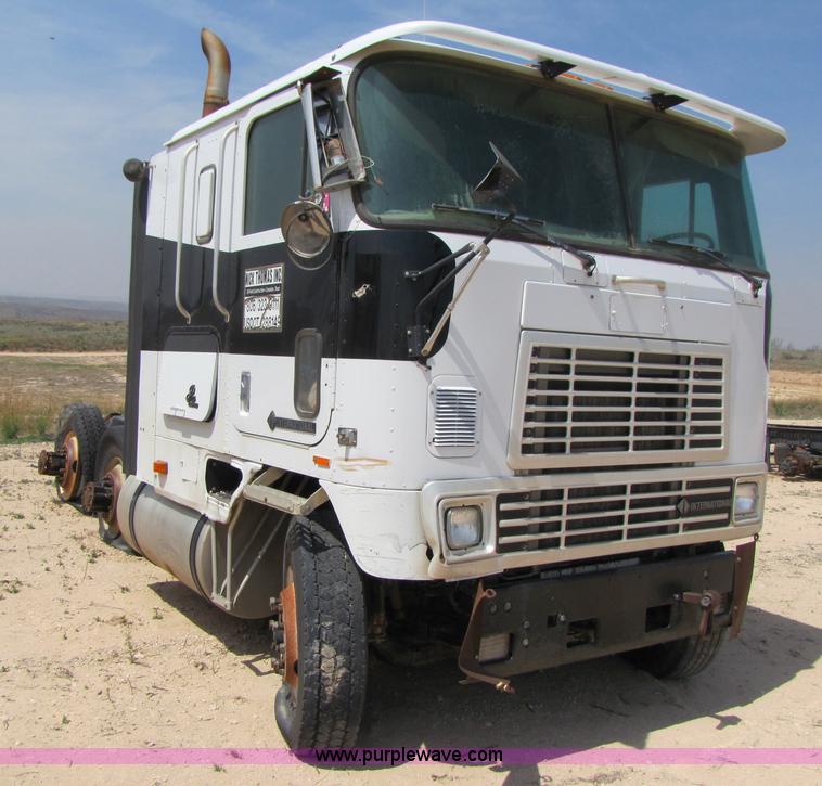 image for item 3523 1998 International 9800 semi truck