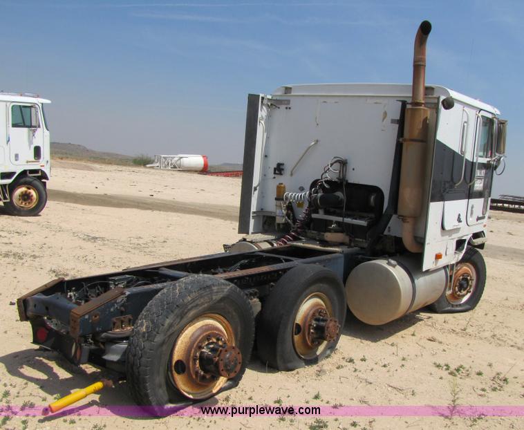 image for item 3523 1998 International 9800 semi truck