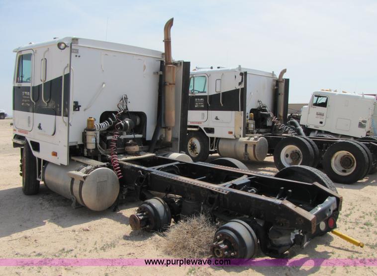 image for item 3523 1998 International 9800 semi truck