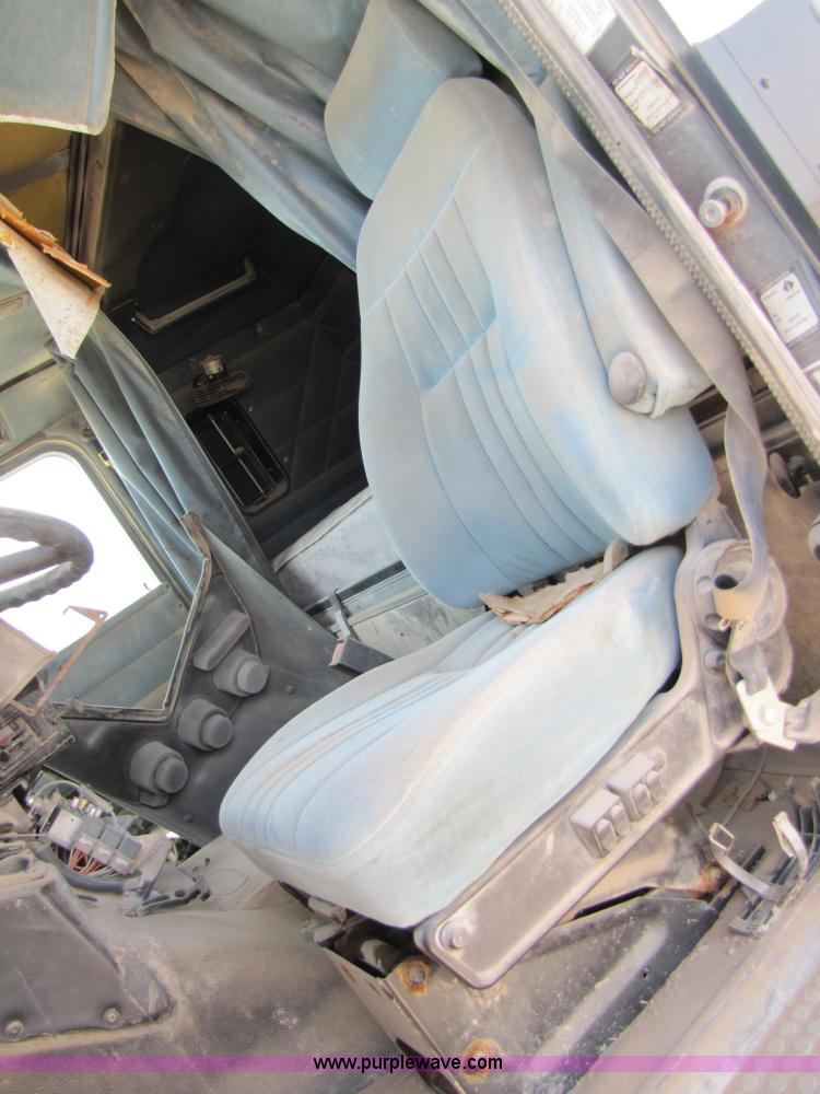 image for item 3523 1998 International 9800 semi truck